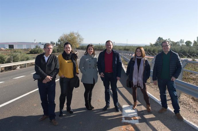 Palomares (centro) visita las obras en CO-3102