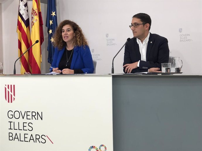La portavoz del Govern, Pilar Costa, y el conseller de Modelo Económico, Turismo y Trabajo, Iago Negueruela, en rueda de prensa