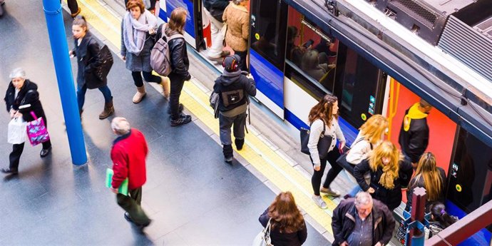 Imagen de recurso de viajeros en uno de los andenes de Metro de Madrid.