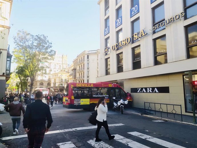 Estado del autobús de Tussam tras colisionar contra un escaparate en la Plaza del Duque de Sevilla