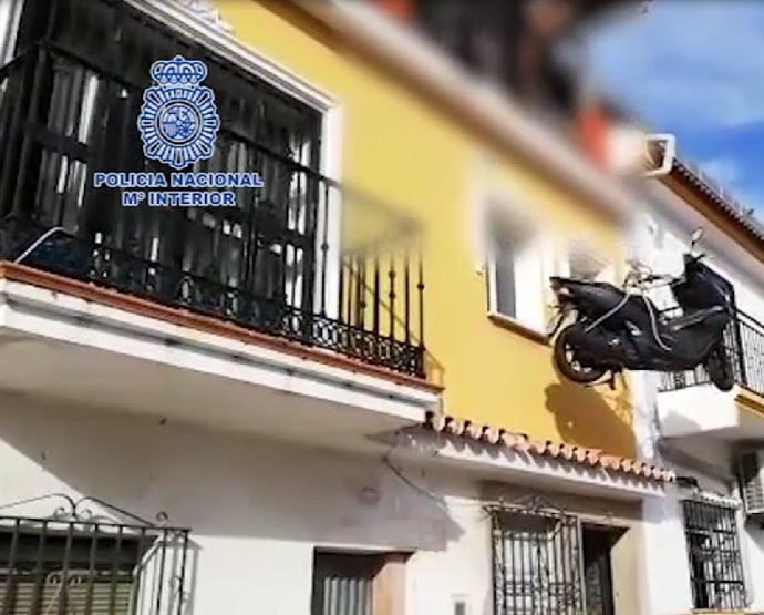 Policía Nacional Nota De Prensa + Enlace A Vídeo + Foto (La Policía Nacional Recupera En Las Alturas Una Motocicleta Denunciada Como Sustraída)