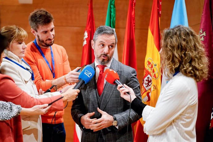 El consejero de Hacienda, Juan Bravo, en declaraciones a los medios tras participar en una reunión en Madrid con los consejeros de Hacienda del PP.
