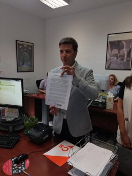 El portavoz de Cs en la Diputación de Jaén, Ildefonso Ruiz, con el texto de la moción antes de su registro