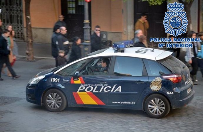 Imagen de un vehículo de la Policía Nacional circulando por Granada