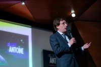 Almeida señala que la propuesta de traer el Mobile a Madrid no es “un reto contra Barcelona”