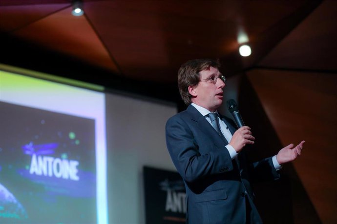 El alcalde de Madrid, José Luis Martínez-Almeida, durante su intervención en el acto de la lectura del guion de 'Antoine', basado en la vida del autor de 'El Principito', Antoine de Saint-Exupéry, en el Auditorio Caja de Música del Palacio de Cibeles.