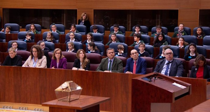 El presidente de la Asamblea anima a los jóvenes a comprometerse con las metas d