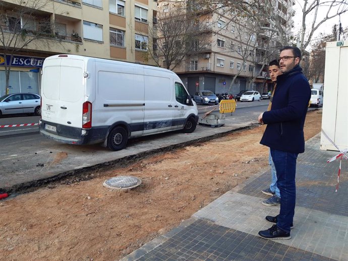 El alcalde de Palma, José Hila, durante una visita a unas obras en la calle