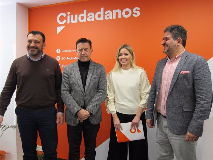 La portavoz del Ejecutivo regional, Ana Martínez Vidal, junto al portavoz del Grupo Parlamentario, Juan José Molina, y miembros de la gestora.