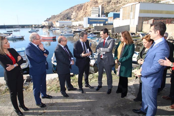 Moreno escucha las explicaciones sobre la obra para el nuevo fondeadero del puerto de Almería