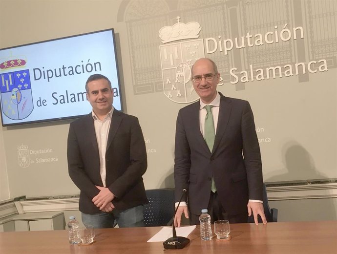 El presidente de la Diputación de Salamanca, Javier Iglesias (d), y el diputado de Empleo y Desarrollo Rural, Antonio Agustín Labrador (i).
