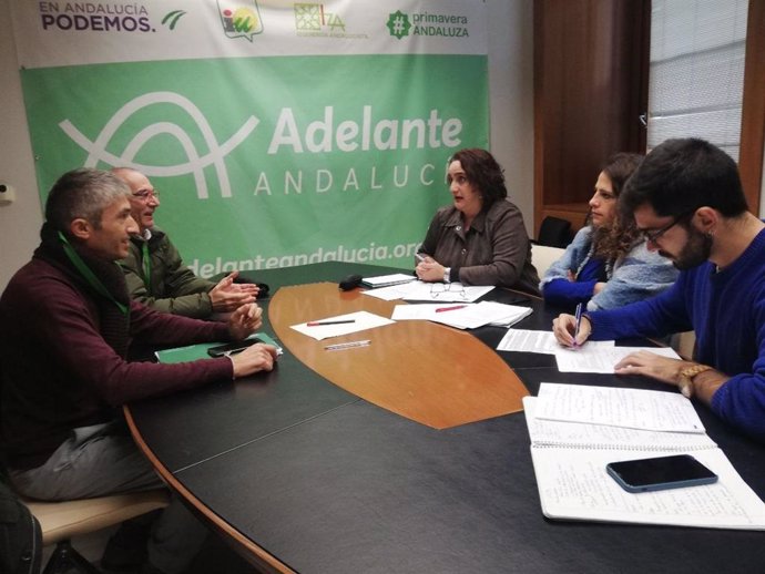 Reunión de Adelante Andalucía con el sector del taxi