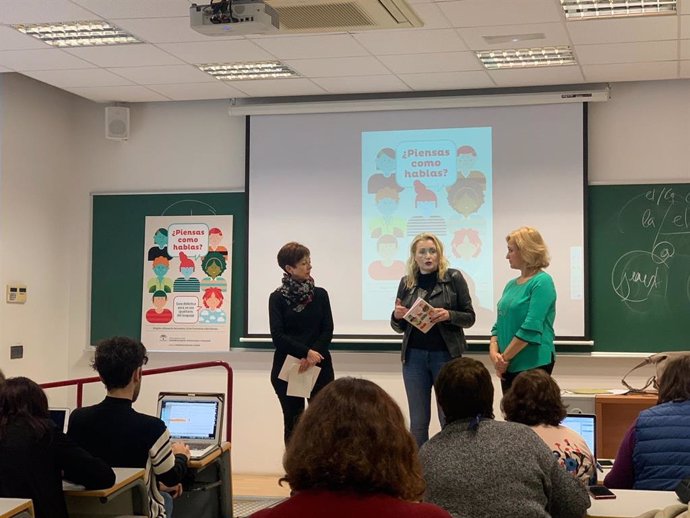 La directora del Instituto Andaluz de la Mujer (IAM), Laura Fernández, presenta la guía didáctica para un uso igualitario del lenguaje '¿Piensas como hablas?'.