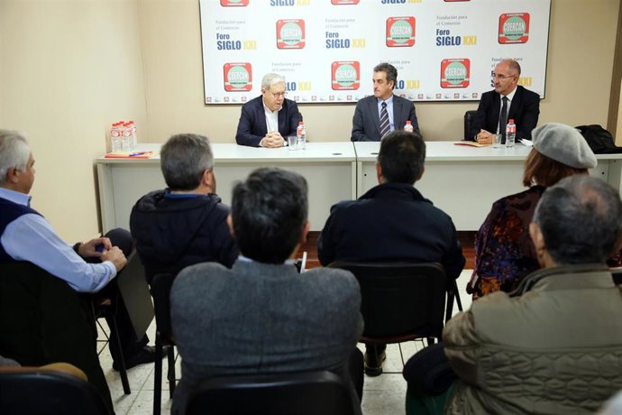 El consejero de Innovación, Industria, Transporte y Comercio, Francisco Martín (centro de la mesa), se reúne con los comerciantes