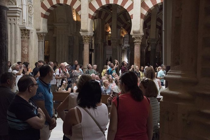 Turistas en la Mezquita-Catedral de Córdoba.