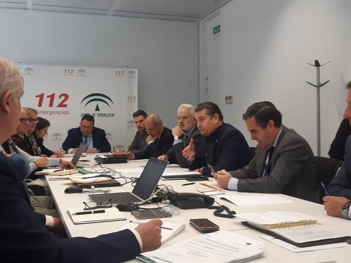 El viceconsejero de la Presidencia, Administración Pública e Interior de la Junta, Antonio Sanz, con los jefes de servicio provinciales y regionales de Protección Civil