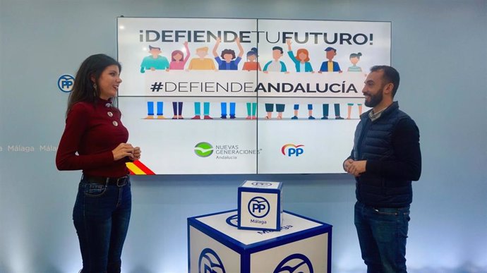 La presidenta provincial de NNGG del PP, Loli Caetano, y el presidente de Nuevas Generaciones de Andalucía, Kike Rodríguez, en una rueda de prensa.