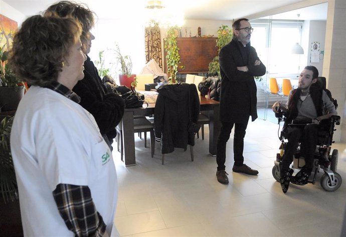 El ministro de Asuntos Sociales, Vivienda y Juventud de Andorra, Víctor Filloy, en una visita a usuarios para conocer de primera mano el Servicio de Atención Domiciliaria (SAD).