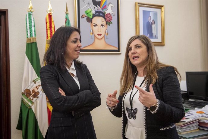 Marta Bosquet con la presidenta de la Diputación de Cádiz, Irene García