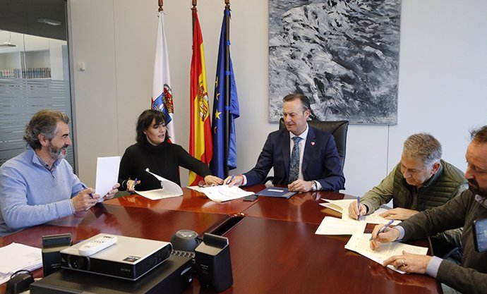 Guillermo Blanco firma el protocolo de colaboración con los representantes de las organizaciones conservacionistas