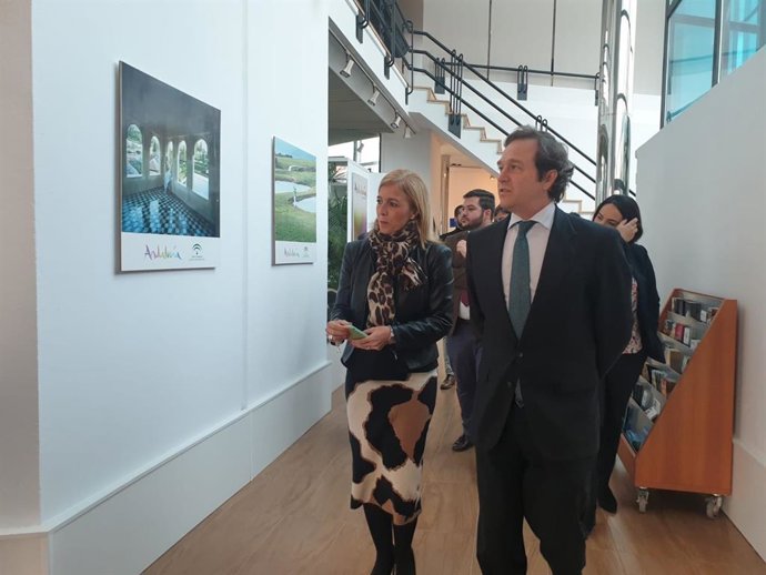 La subdelegada de la Junta de Andalucía en el Campo de Gibraltar, Eva Pajares, en su visita al edificio de Turismo de La Línea de la Concepción