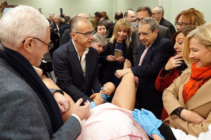 El decano de la Facultad de Medicina, Pablo Lara, y el rector en funciones de la UMA, José Ángel Narváez, muestran el equipamiento de la nueva área de simulación clínica para el aprendizaje del parto.
