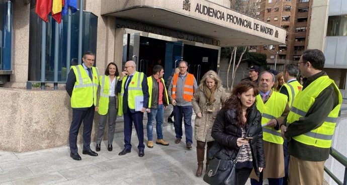 Funcionarios y magistrados son desalojados de la Audiencia de Madrid en un simulacro de emergencias