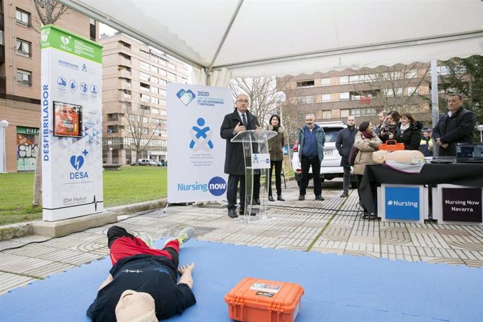 Enrique Maya en la presentación de la primera torre de cardioprotección en la vía pública de Pamplona