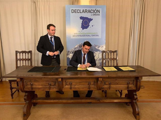 García firma la Declaración de Gredos por la repoblación rural en Ávila