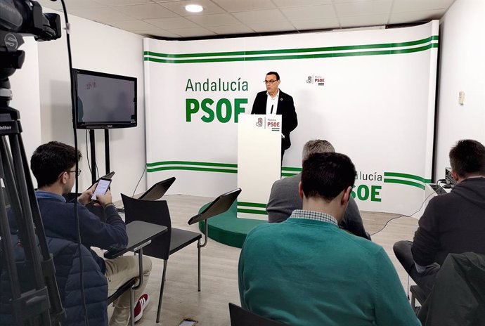 El secretario general del PSOE de Huelva, Ignacio Caraballo, en rueda de prensa.