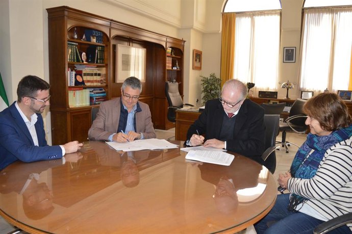 Firma del contrato de las obras de construcción del auditorio al aire libre de Rincón de la Victoria