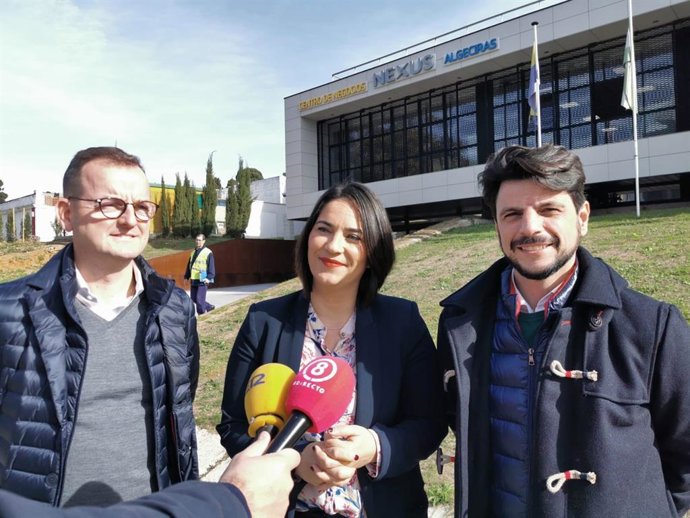 La diputada de Cs, María del Carmen Martínez, atendiendo a los periodistas