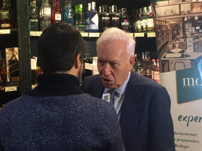 Margallo este vienres en Zaragoza hablando con los medios de comunicación.