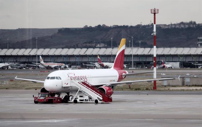 Un avión de la compañía Iberia en el Aeropuerto de Madrid-Barajas Adolfo Suárez, en Madrid a 21 de noviembre de 2019.