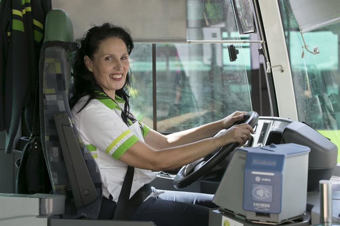 Una conductora de guagua de Titsa