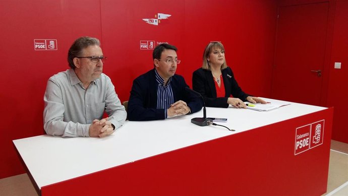 Fernando Pablos (c) junto a Fidel Francés y María García en la sede del PSOE de Salamanca.