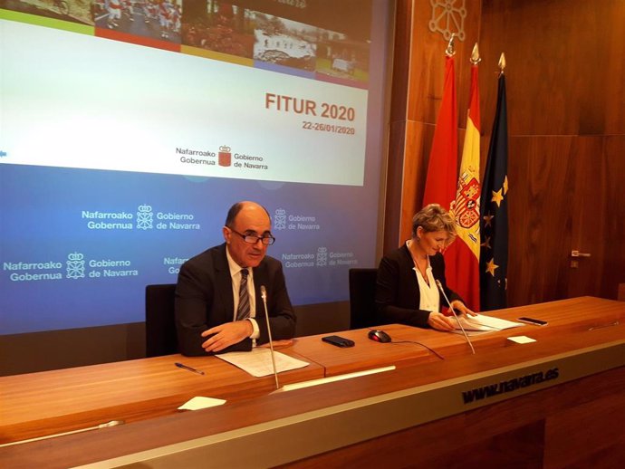 El consejero de Desarrollo Económico del Gobierno de Navarra, Manu Ayerdi, y la directora general de Turismo, Comercio y Consumo, Maitena Ezkutari, en la presentación de la participación de Navarra en Fitur 2020.