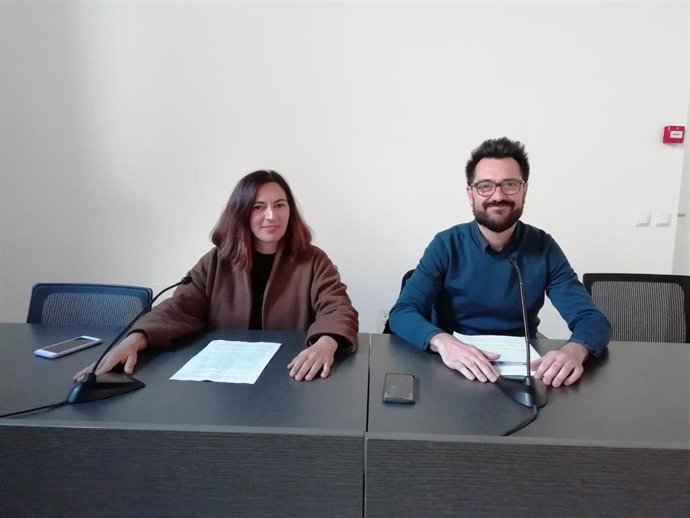 La delegada de la Presidncia per a la Cultura, Catalina Solivellas, y el director del Institut d'Estudis Balerics, Mateu Malondra, presentan el nuevo formato de Fira B!