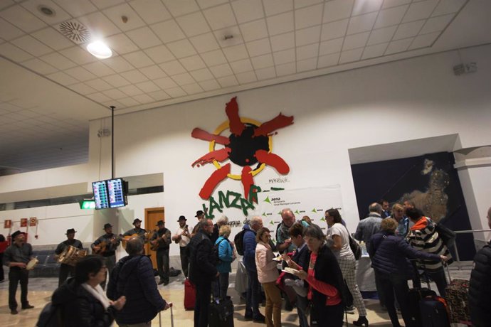 Recibimiento a los pasajeros de la nueva ruta a País de TUI Fly Belgium