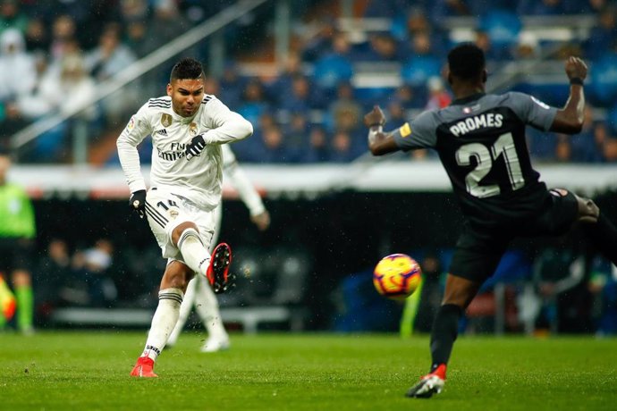 Casemiro dispara para hacer el 1-0 en el Real Madrid-Sevilla de LaLiga Santander 2018-19