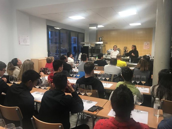 Alumnos de Hostelería y Turismo del CIFP de Segovia aprenden sobre el papel de l