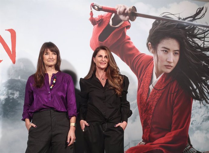 La directora de la película, Niki Caro (dech) y la diseñadora de vestuario de la película, Bina Dailinger (izq), posan en el photocall de la presentación de 'Mulán', en el Hotel Santo Mauro de Madrid (España), a 17 de enero de 2020.