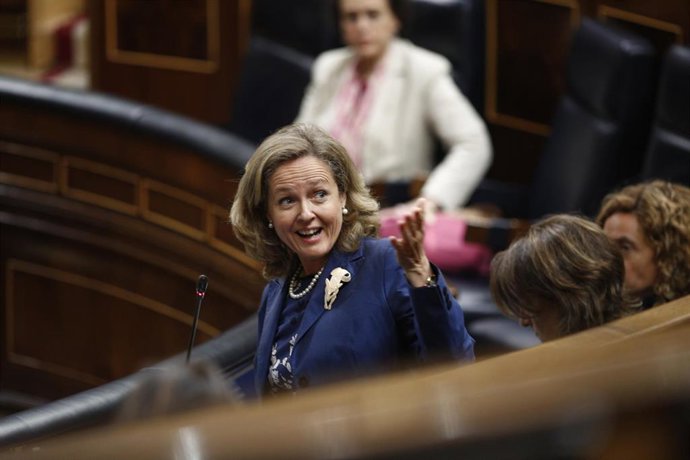 La ministra de Economía, Nadia Calviño, durante una sesión de control al Gobierno en el Congreso