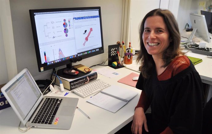 Sara Rocha, investigadora del Laboratorio de Filogenómica de la Universidade de Vigo, y miembro del equipo científico que ha logrado secuenciar el genoma del calamar gigante.
