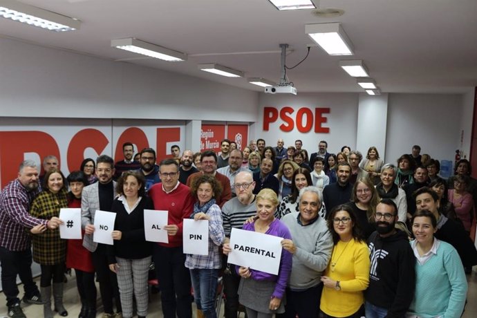 Firmantes del manifiesto en la sede del PSRM