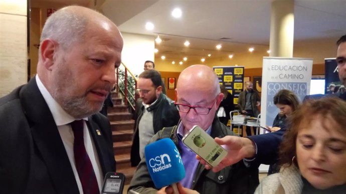 El consejero de Educación y Deporte, Javier Imbroda, atiende a los medios de comunicación en Málaga.