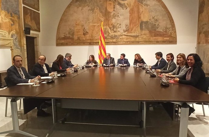 El president de la Generalitat, Quim Torra, encapala la reunió de la taula de dileg de partits catalans