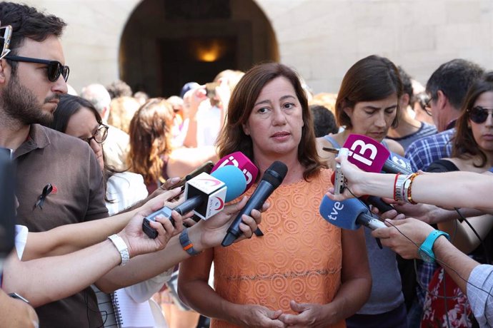 La presidenta del Govern balear, Francina Armengol atiende a los medios