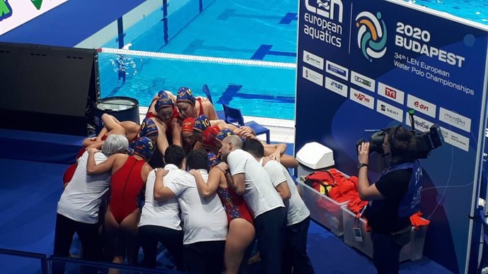 La selección española de waterpolo femenino, después de un triunfo.