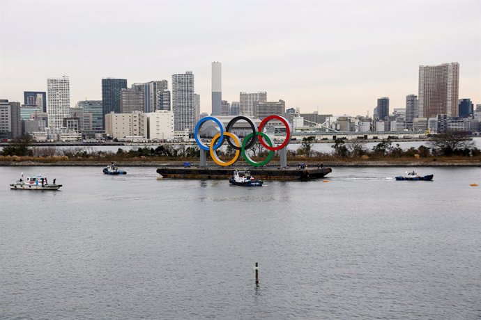 JJ.OO.- El monumento de los aros olímpicos llega a Tokio para su inauguración